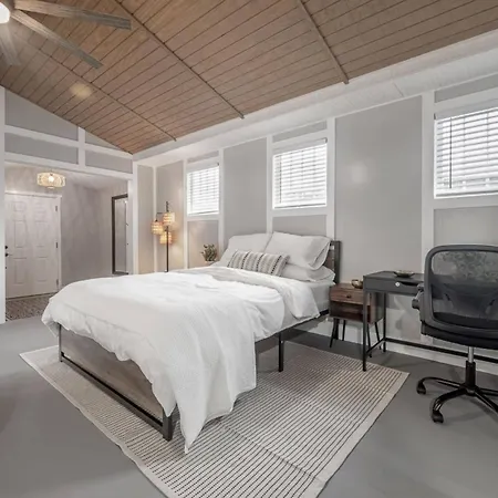 Cute Cottage In The Heights